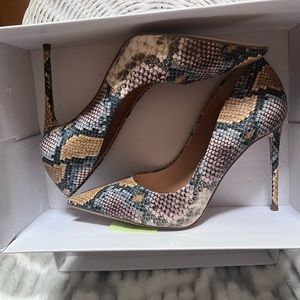 Steve Madden Size 8.0 US Vala Pump in Multi Snake (with box)